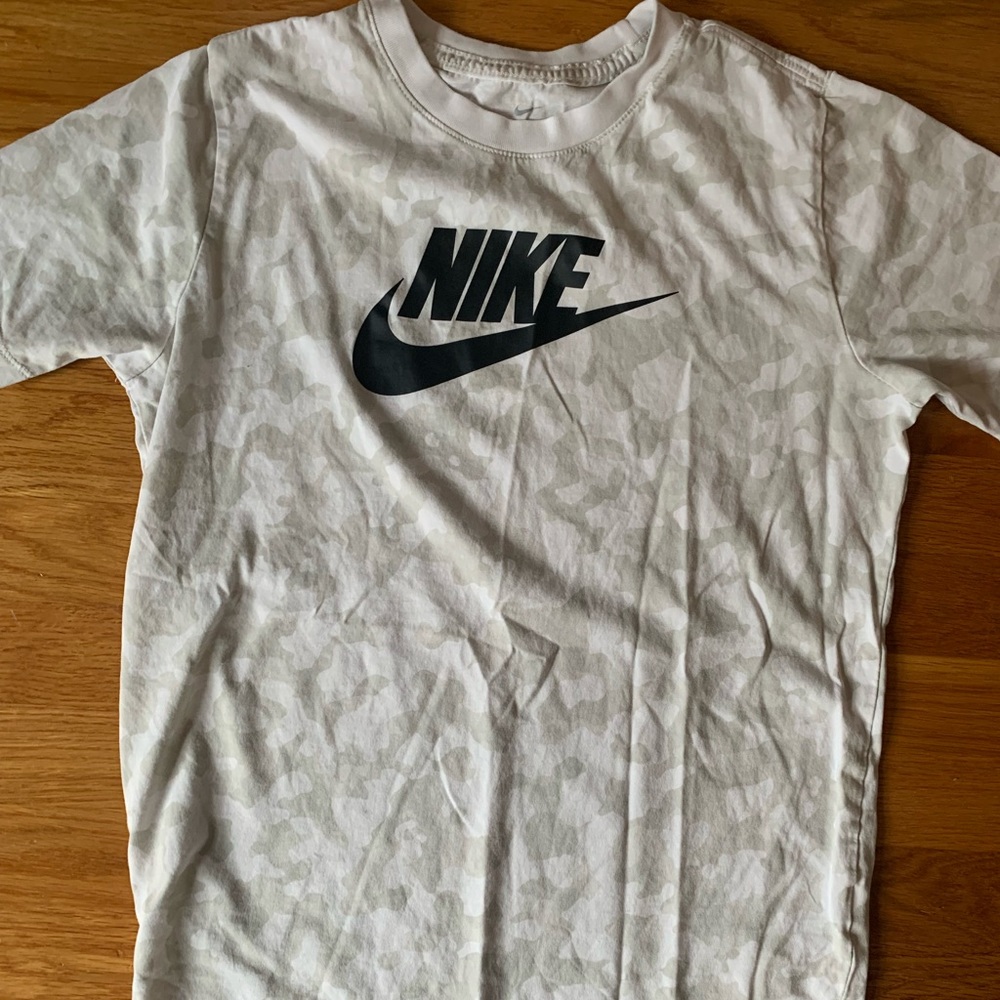 Nike shirtsleeve t shirt